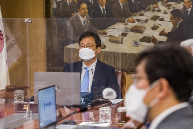 주상영 금통위원회 의장 직무대행이 14일 서울 중구 한국은행에서 열린 금융통화위원회 본회의를 주재하고 있다. 사진공동취재단