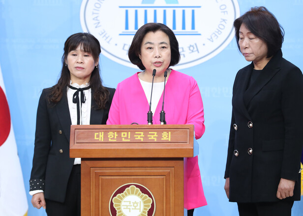 미래통합당 경기 안산단원을에 출마한 박순자 후보가 13일 오전 서울 여의도 국회 소통관에서 더불어민주당 김남국 후보가 ‘성적 비하’ 팟캐스트에 수차례 출연했다고 주장하고 있다. 연합뉴스