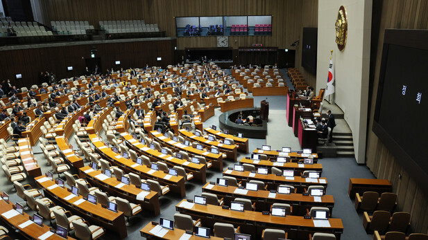 여야가 24일 국회 본회의에서 2기 진실·화해를위한과거사정리위원회 위원 7명 선출안을 표결에 부친 가운데, 국민의힘이 추천한 이제봉 울산대(교육학) 교수의 선출안이 더불어민주당의 무더기 반대표로 부결됐다. 이에 반발해 국민의힘 의원들이 본회의장을 집단 퇴장해 정회된 본회의 속개를 기다리는 야당 의원들. 연합뉴스