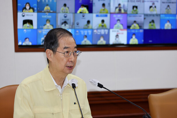 한덕수 국무총리가 12일 정부서울청사에서 집중호우 대처상황 점검회의 및 코로나19 중대본회의를 주재하고 있다. 연합뉴스