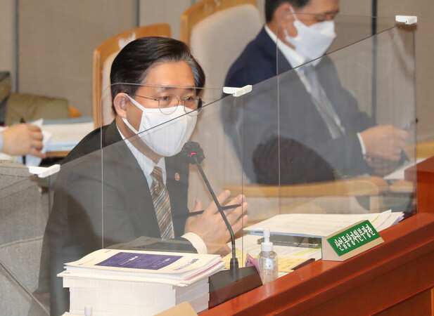 성윤모 산업통상자원부 장관이 9일 서울 여의도 국회에서 열린 예산결산특별위원회 전체회의에서 답변하고 있다. 연합뉴스