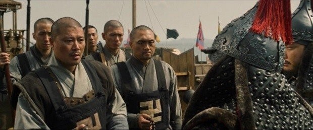 영화 &lt;명량&gt;에서 왜군과의 전투에 참여한 승려들의 모습. 씨제이이엔엠 제공
