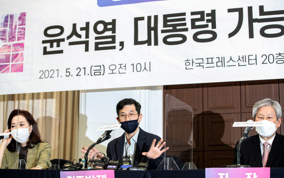 진중권 전 동양대 교수(가운데)가 21일 열린 ‘공정과 상식 회복을 위한 국민연합(공정과상식)’ 토론회에서 발언을 하고 있다. 연합뉴스