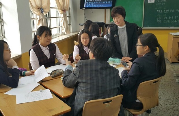 서울개원중학교 정미선 수석교사의 ‘주제탐구 독서토론’ 수업시간에 학생들이 각자 읽은 책을 소개하며 활발하게 토론하고 있다. 정미선 교사 제공