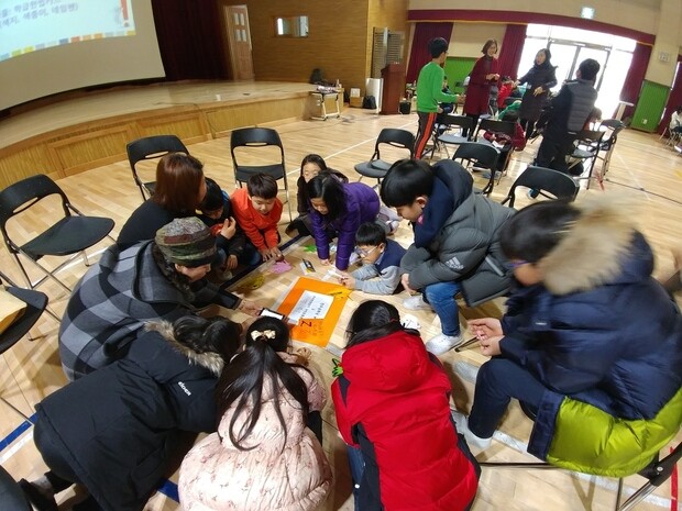 온빛초 학생들이 헌법에 명시된 기본권에 대한 설명을 듣고 있다. 우리헌법읽기국민운동본부 제공