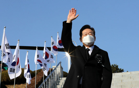 이재명 더불어민주당 대선 후보가 11일 한국전쟁 최대 격전지였던 경북 칠곡군 다부동 전적기념관 방문을 마치고 지지자들에게 손을 들어 인사하고 있다. 연합뉴스