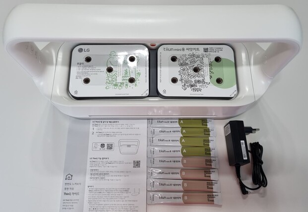 엘지(LG)전자의 식물생활가전 ‘엘지 틔운 미니’ 구성품.