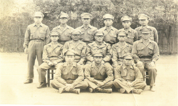 이범석 한국광복군 참모장과 한국광복군 제2대 요원들. 1열 왼쪽 두번째 박재화(1990 애족장). 2열 왼쪽부터 민영수(1990 애국장), 노태준(1968 독립장), 이범석(1963 대통령장), 최동균(1990 애국장). 3열 왼쪽부터 이윤장(1990 애국장), 김석동(1990 애국장), 이지성(1990 애국장), 이준승(1990 애국장), 백준기(1990 애국장) 국가보훈처 제공