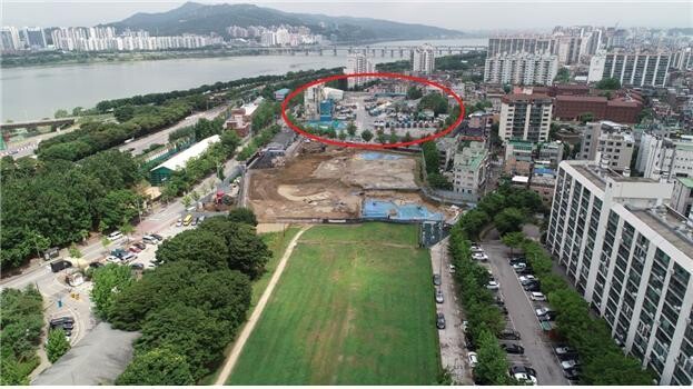서울 송파구 풍납동 삼표산업 풍납공장 전경(동그라미 안). 앞쪽은 풍납토성 서성벽 발굴조사가 진행 중인 지역이다. 송파구청 제공