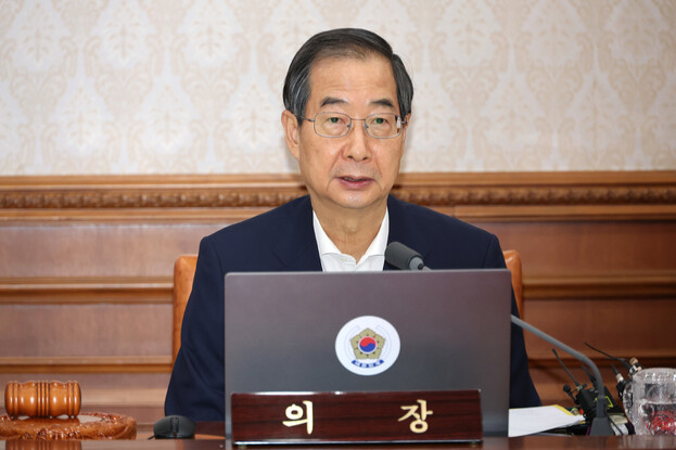 한덕수 국무총리가 26일 오전 정부서울청사에서 국무회의를 주재하고 있다. 연합뉴스