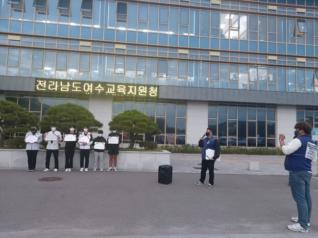 13일 오후 전라남도 여수 교육지원청 앞에서 고 홍정운(18)군의 친구들과 ‘현장실습폐지·직업계고 교육정상화 추진위원회’ 관계자들이 유 부총리 사퇴와 현장실습 폐지 등을 촉구하며 추모 시위를 열고 있다. 현장실습폐지·직업계고 교육정상화 추진위원회’ 제공