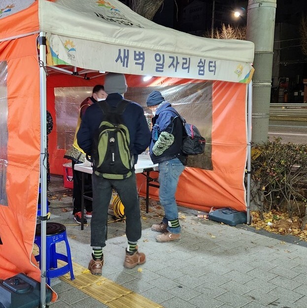 30일 새벽 5시께 서울 금천구 독산고개 대로변에 마련된 ‘새벽일자리쉼터’를 찾은 노동자들. 박지영 기자