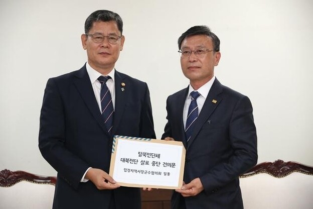 접경지역 시장·군수 협의회 회장인 정하영(오른쪽) 김포시장이 5일 오전 정부서울청사에서 ‘탈북민단체 대북전단 살포 중단 건의문’을 김연철 통일부 장관에게 전달하고 있다. 연합뉴스