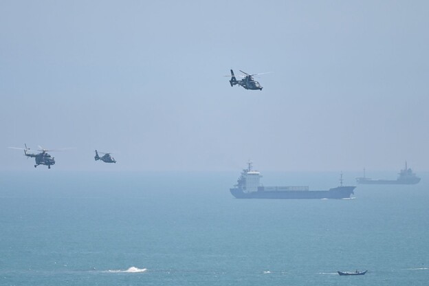 지난달 4일 중국 푸젠성과 대만 사이 대만해협에 중국군 헬리콥터가 날고 있다. AFP 연합뉴스