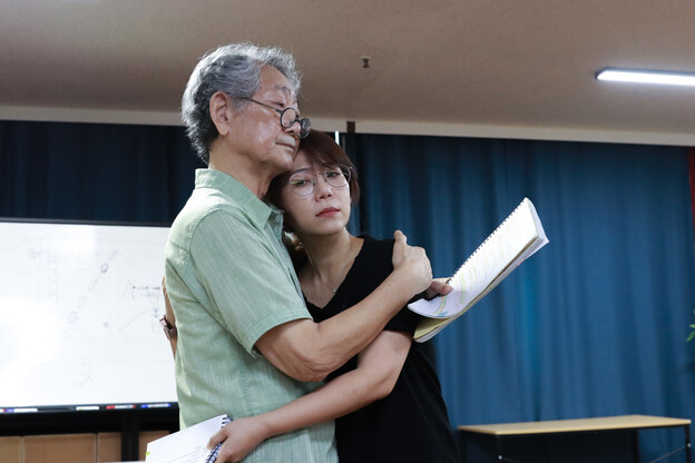 오는 19일 개막하는 연극 ‘더 파더’에서 부녀 역할로 한 무대에 오르는 배우 전무송과 그의 딸 전현아가 대본을 들고 연습하는 장면. 스튜디오 반 제공