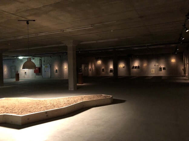 카셀 시가 외곽의 옛 공장 건물을 리모델링한 ‘휘브너 아레알’(Huebner areal) 지하 전시장. 인도 출신 작가 아몰 케이 파틸의 작품들이 전시되어 있다. 신보슬 큐레이터 제공 카셀 시가 외곽의 옛 공장 건물을 리모델링한 ‘휘브너 아레알’(Huebner areal) 지하 전시장. 인도 출신 작가 아몰 케이 파틸의 작품들이 전시되어 있다. 신보슬 큐레이터 제공