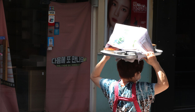 15일 오후 서울 명동의 한 화장품 매장에 휴업을 알리는 안내문이 붙어있다. 연합뉴스