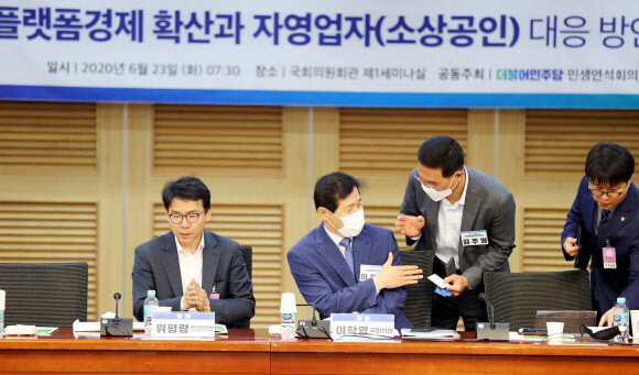 더불어민주당 이학영, 김주영 의원이 23일 오전 서울 여의도 국회 의원회관에서 열린 ‘플랫폼 경제 확산과 자영업자(소상공인) 대응 방안’ 세미나에서 만나 인사하고 있다. 연합뉴스