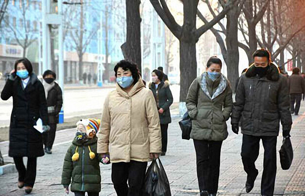 북한 보건당국은 신형 코로나 바이러스 감염증이 국내로 전파되지 않도록 예방과 방역 작업에 사활을 걸고 있다고 노동당 기관지 노동신문이 3일 보도했다. 북한 주민들이 마스크를 쓰고 거리를 지나고 있다. 노동신문 누리집 갈무리 연합뉴스