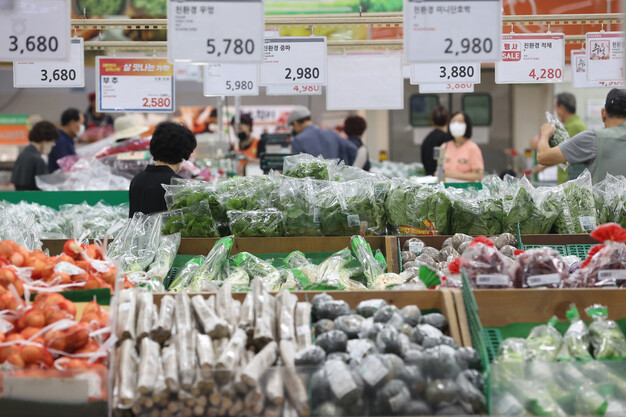 서울의 한 대형마트에서 시민들이 장을 보고 있다. 연합뉴스