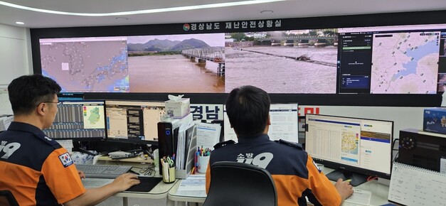 지난 15일 경상남도 재난안전상황실 직원들이 폐회로텔레비전을 통해 불어난 강물 상황을 지켜보고 있다. 최상원 기자