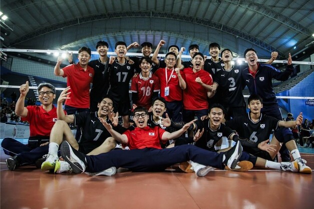 19살 이하 남자 배구대표팀 선수들이 12일 아르헨티나 산후안에서 열린 국제배구연맹(FIVB) U-19 세계선수권대회에서 3위를 차지한 뒤 기뻐하고 있다. 국제배구연맹 제공