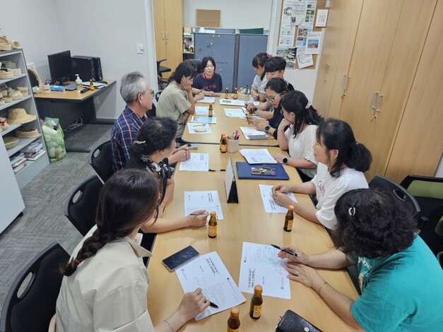 지난 8월24일 대전 대동 ‘하늘마을 마을관리 사회적협동조합’ 사무실에서 ‘아름다운 마을 만들기 위원회’ 운영회의가 한창이다. 최예린 기자