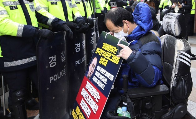 전국장애인차별철폐연대(전장연) 회원들이 2일 오전 서울 지하철 4호선 삼각지역 승강장에서 지하철 탑승을 시도하는 가운데 경찰이 배치돼 있다. 신소영 기자 viator@hani.co.kr