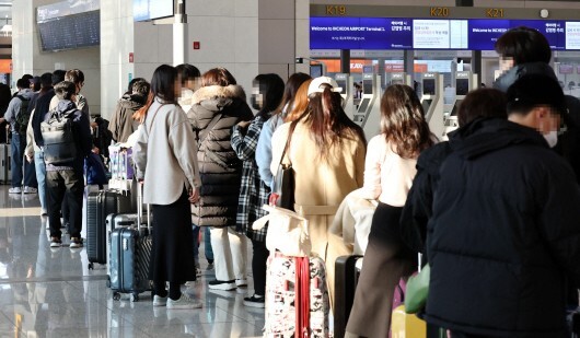 인천국제공항 제1터미널에 여행객들이 출국 수속을 밟기 위해 줄 서 있다. 연합뉴스