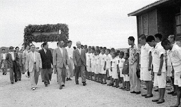 경기도 고위 공무원 시찰단이 선감학원을 방문한 모습으로 시기는 1960년대로 추정된다. 선감학원에 수용중이던 어린이와 청소년들이 머리를 빡빡 깎은 채 교복을 입고 도열해 이들을 맞고 있다. 경기창작센터 제공