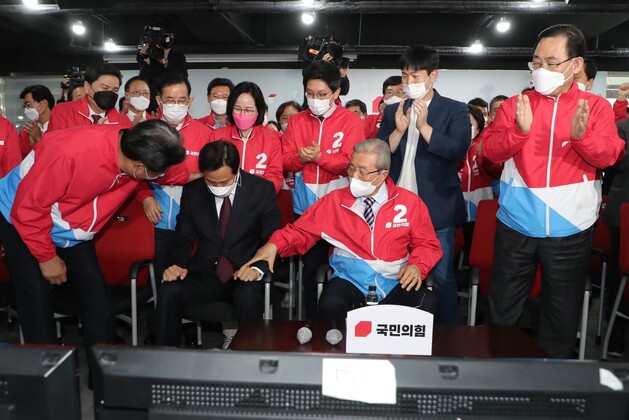 오세훈 국민의힘 서울시장 후보와 김종인 비상대책위원장등이 7일오후 서울 여의도 국민의힘 중앙당사에 마련된 개표상황살에서 출구조사 결과를 보며 환호하고 있다,