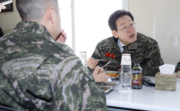 더불어민주당 이재명 대표가 24일 경기 김포시 통진읍 해병2사단 1여단 병영 식당에서 장병들과 점심을 먹고 있다. 연합뉴스