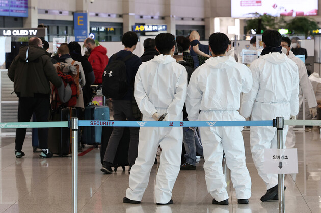 오미크론 변이 바이러스 대유행으로 확진자가 급증하면서 해외 입국자 방역 관리 조치가 강화된 20일 영종도 인천국제공항 제1여객터미널에서 해외 입국자들이 대기하고 있다. 이날부터 모든 해외 입국자들은 일반 대중교통이 아닌 방역버스, 방역열차, 방역택시를 이용해야만 한다. 다만 입국자들이 본인 차량을 이용해 이동하는 것은 허용된다. 연합뉴스