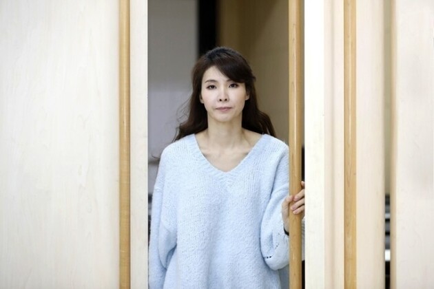 서지현 검사가 지난해 1월16일 오후 서울 마포구 한겨레신문사에서 대법원 판결 뒤 첫 인터뷰를 한 뒤 청암홀 문을 열며 나서고 있다. 이정아 기자 leej@hani.co.kr 서지현 검사가 지난해 1월16일 오후 서울 마포구 한겨레신문사에서 대법원 판결 뒤 첫 인터뷰를 한 뒤 청암홀 문을 열며 나서고 있다. 이정아 기자 leej@hani.co.kr