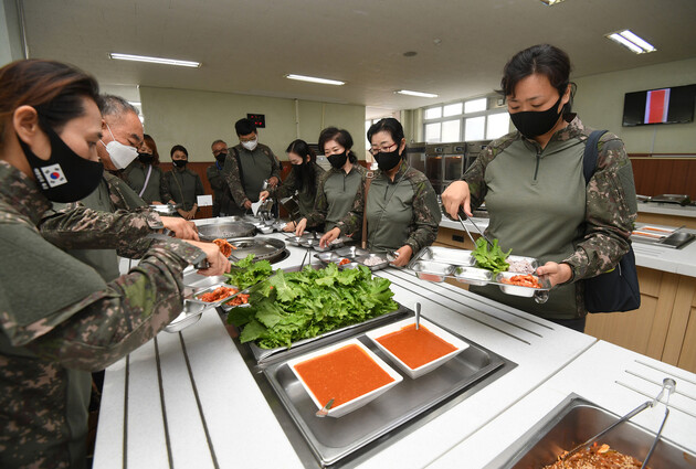 국방부의 피복·급식모니터링단이 1일 전북 익산의 육군부사관학교 현장에서 급식을 배급받고 있다. 국방일보 제공