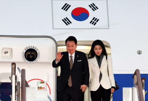 영국 국빈 방문과 프랑스 방문 일정을 마친 윤석열 대통령과 김건희 여사가 26일 성남 서울공항에서 공군1호기로 귀국하며 인사하고 있다. 연합뉴스