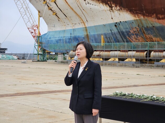 11일 전남 목포신항 세월호 선체 앞에서 발언하는 이정미 대표. 임재우 기자