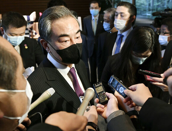 왕이 중국 외교부장이 25일 도쿄에서 마스크를 쓴 채 기자들의 질문에 답하고 있다. 도쿄/교도 연합뉴스