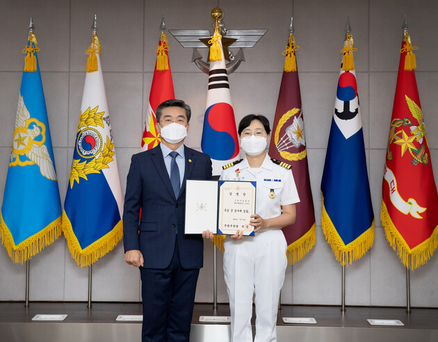 서욱 국방장관이 19일 고민숙 해군 대령(진)에게 특임군검사 임명장을 수여하고 있다. 국방부 제공