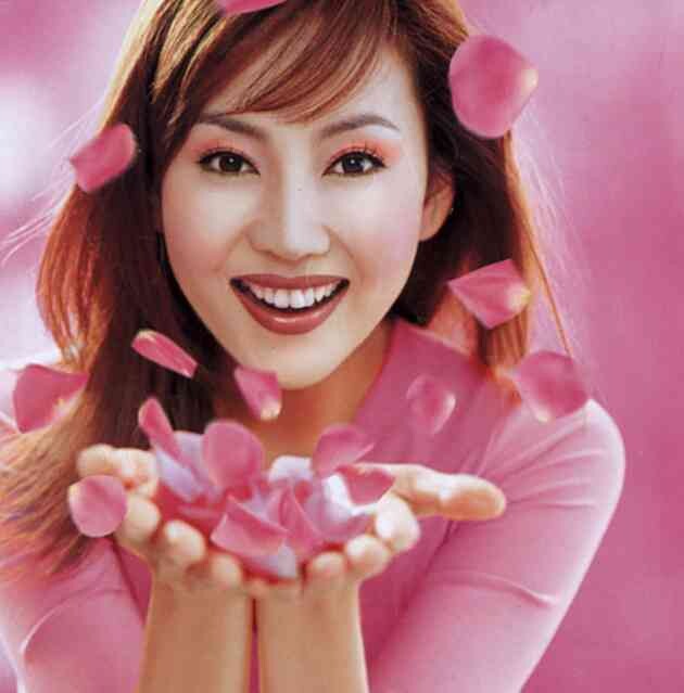 엘지(LG)생활건강 브랜드 라끄베르 모델 김남주. 2001년 3월 광고 이미지로, 당시에는 이렇게 분홍색을 베이스로 한 메이크업이 공주패션과 함께 주기적으로 유행했다. &lt;금발이 너무해&gt; &lt;프린세스 다이어리&gt; 같은 공주영화도 인기였다.