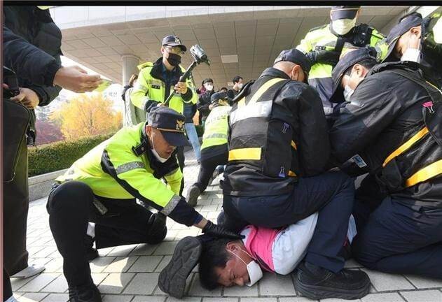 경기학교비정규직연대회의가 지난 10일 경기도교육청 앞 기자회견을 한 뒤 청사에 들어가는 과정에서 경찰로부터 제지를 받고 있다. 노조의 최진선 지부장은 현장 체포됐다. 경기일보 제공