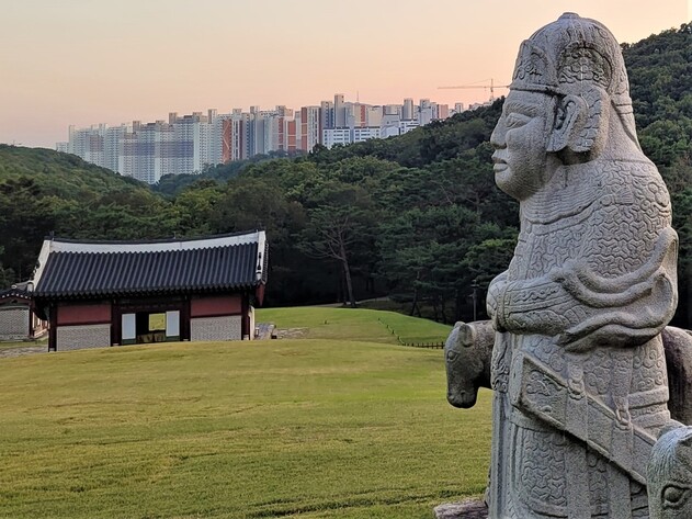 19일 오후 장릉의 석인상 옆에서 남쪽을 조망한 모습. 빽빽이 들어선 고층 아파트 풍경과 무인석상의 엄숙한 표정이 기묘한 대비를 보여준다. 노형석 기자