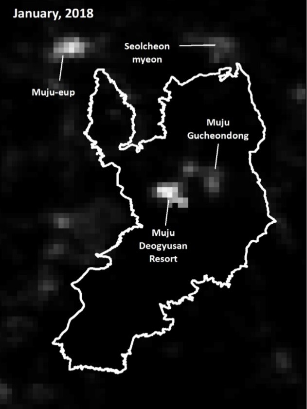 위성에서 감지한 2018년 1월의 빛 공해. 덕유산국립공원 한가운데 있는 무주덕유산리조트(가운데)의 빛 방사량이 인근 도시 무주읍과 맞먹는다. 성찬용·김영재 (2020) ‘한국환경생태학회지’ 제공.