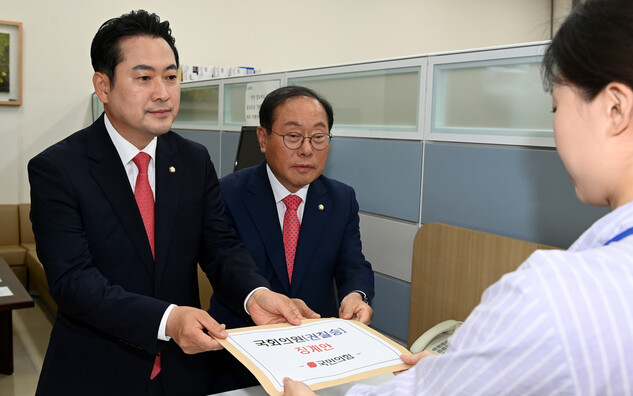 임병헌 국민의힘 원내부대표(오른쪽)와 장동혁 원내대변인이 8일 오전 서울 여의도 국회 의안과에 권칠승 더불어민주당 의원에 대한 징계안을 제출하고 있다. 공동취재사진