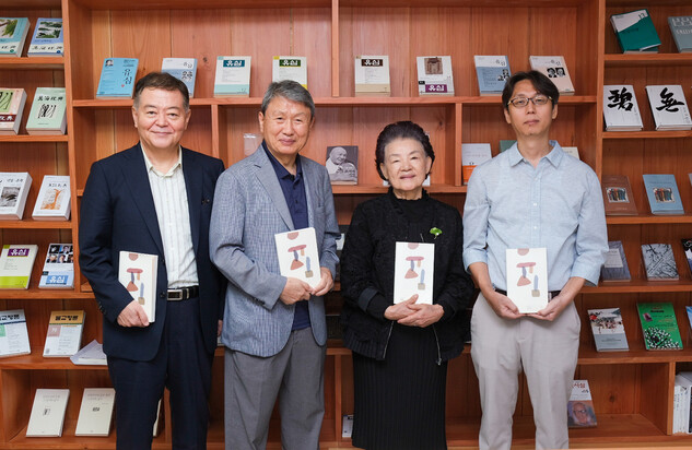 시 전문 계간지 ‘유심’ 창간호의 편집위원 이숭원 서울여대 명예교수(왼쪽부터), 발행인 권영민 서울대 명예교수, 편집주간 신달자 시인, 편집위원 신철규 시인. 사진 설악·만해사상실천선양회 제공