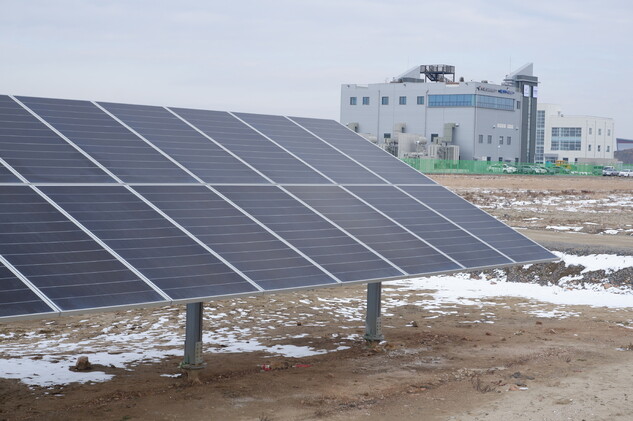 지난달 27일 방문한 전라북도 군산시 새만금 산업연구단지에 육상태양광 장비가 설치돼있다.