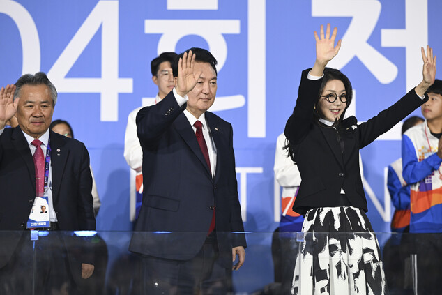 윤석열 대통령과 부인 김건희 여사가 13일 목포종합경기장에서 열린 제104회 전국체육대회 개막식에서 선수단 입장을 보며 인사하고 있다. 대통령실 제공