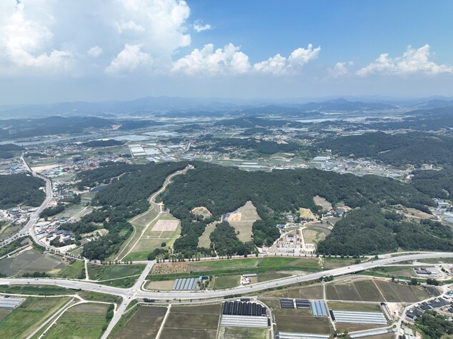 부여 왕릉원 전경. 과거에는 능산리고분군이란 명칭으로 불렀다.