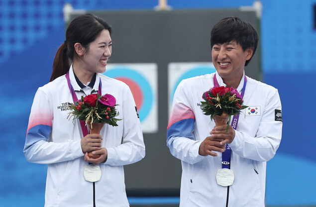 소채원(왼쪽)과 주재훈이 4일 항저우 푸양 인후 스포츠센터에서 열린 2022 항저우아시안게임 양궁 컴파운드 혼성 단체전 시상식에서 은메달을 받고 환하게 웃고 있다. 항저우/윤운식 선임기자 yws@hani.co.kr