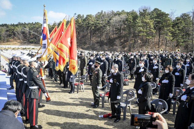 23일 연평도 포격전 전투영웅 10주기 추모식에서 참석자들이 국민의례를 하고 있다. 해병대 제공